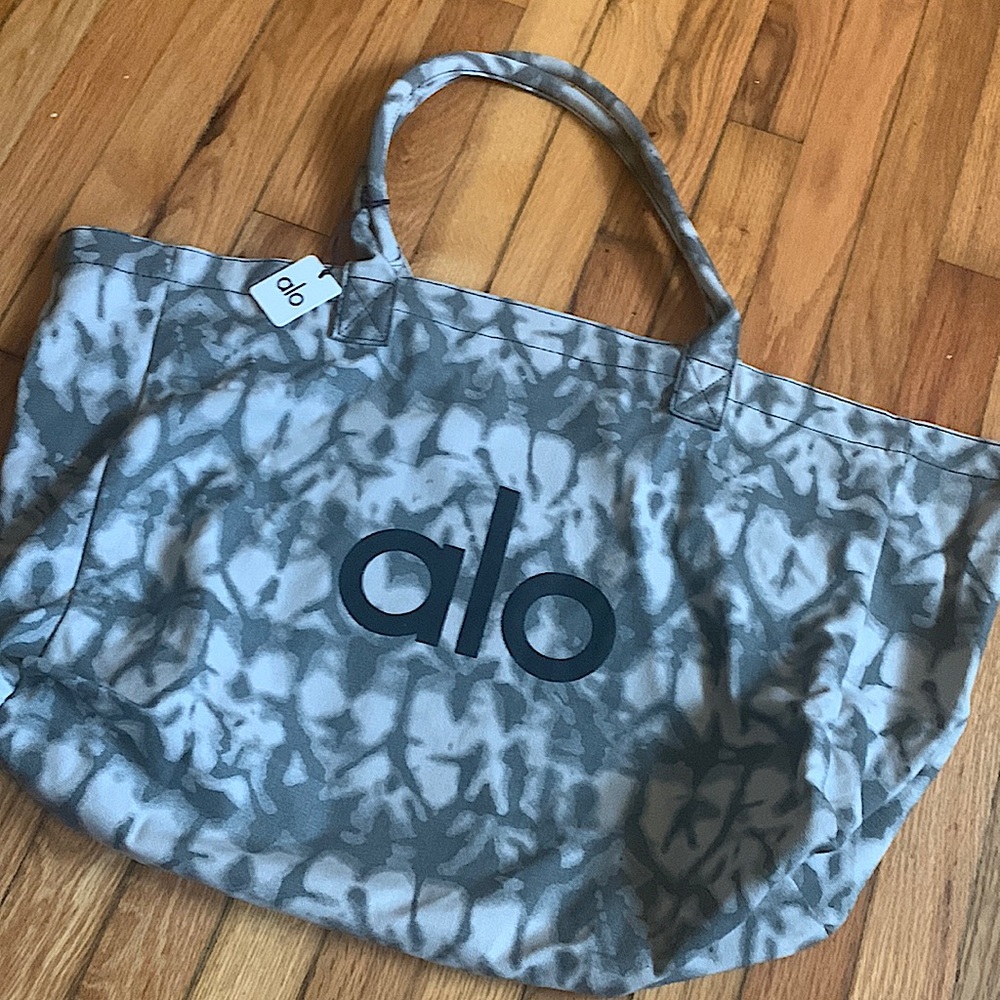 NWT Alo Yoga Shopper Tote Bage in Grey Tiedye- True color shown in last photo